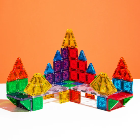 Ein riesiger magnetischer MAGNA-TILES-Bausatz für unterwegs.