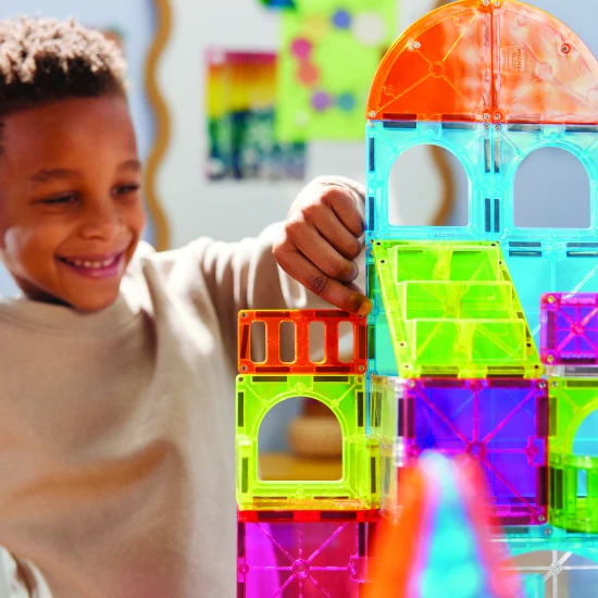 MAGNA-TILES City Center Magnetbausatz – 110 Teile mit Straßen, Treppen, Autos und Stadtelementen