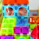 MAGNA-TILES City Center Magnetbausatz – 110 Teile mit Straßen, Treppen, Autos und Stadtelementen