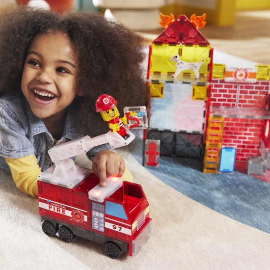 MAGNA-TILES Magnetisches Bauset Feuerwehrwache – Kinderbauset mit Feuerwehrmann, Leiter, Lichtern und Sirene