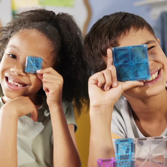 MAGNA-TILES Reiseset Deluxe Magnetbaukasten – 55 Mini-Teile in einem Metallkoffer für unterwegs