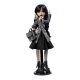 Monster High Wednesday Addams – gotische Modepuppe mit schwarzen Zopfen und Schuluniform