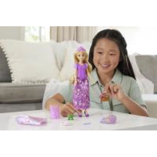 Disney Prinzessin Rapunzel mit Märchenkleidung