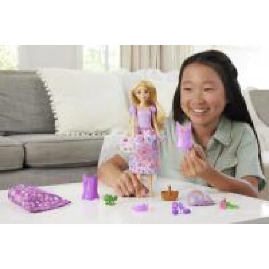 Disney Prinzessin Rapunzel mit Märchenkleidung