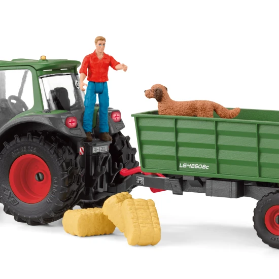 Bauer Paull mit einem Traktor und einem treuen Goldendoodle auf der Farm.