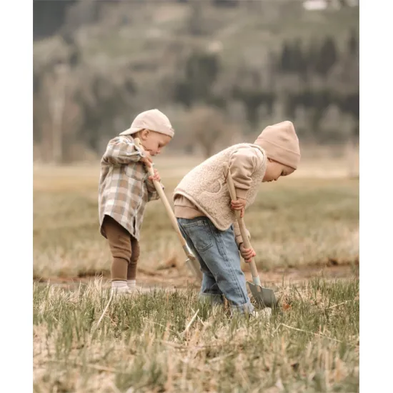 Hellblaue Kinderschaufel mit Holzstiel - ideal für Garten und Sandkasten.