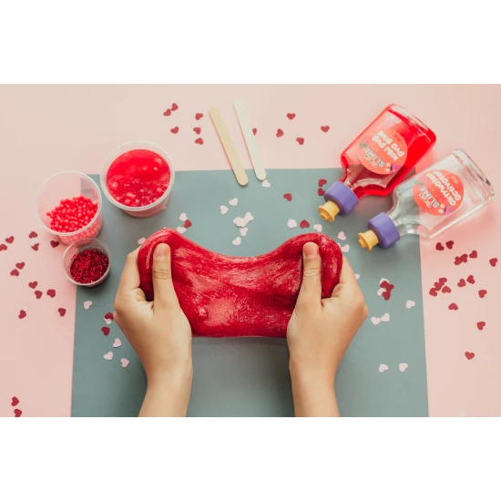 DIY-Schleim-Set zur Herstellung von Erdbeerschleim für Kinder. Machen Sie Ihren eigenen Schleim.