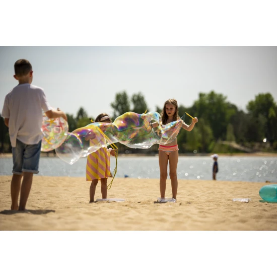 Set zur Herstellung von Seifenblasen. Enthält Stäbchen mit Schnur und Flüssigkeit.