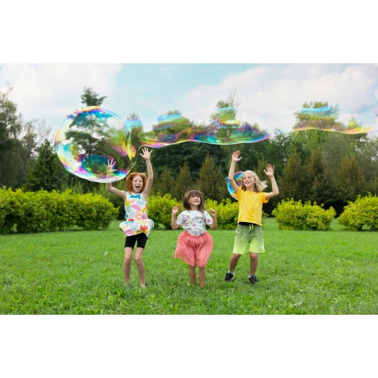 Set zur Herstellung von Seifenblasen. Enthält Stäbchen mit Schnur und Flüssigkeit.