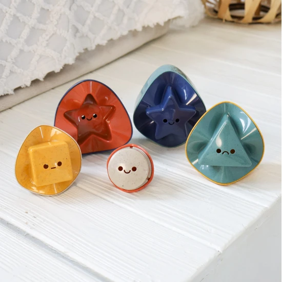 Eierstapelturm, ein didaktisches Spielzeug zur Entwicklung der Feinmotorik