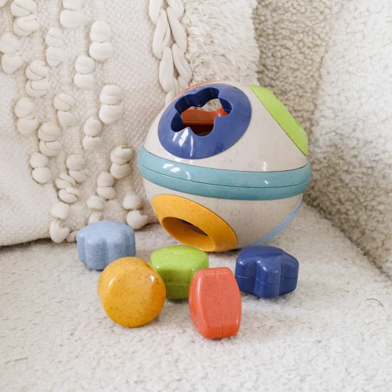 Insert Ball, ein Kinderspielzeug, enthält verschiedene geometrische Formen, die Kinder erkennen und in die richtigen Löcher einfügen müssen