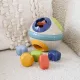 Insert Ball, ein Kinderspielzeug, enthält verschiedene geometrische Formen, die Kinder erkennen und in die richtigen Löcher einfügen müssen