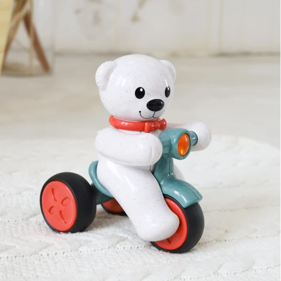Tolo Medvedík auf einem Dreirad, drücken Sie den Kopf, um sich in Bewegung zu setzen
