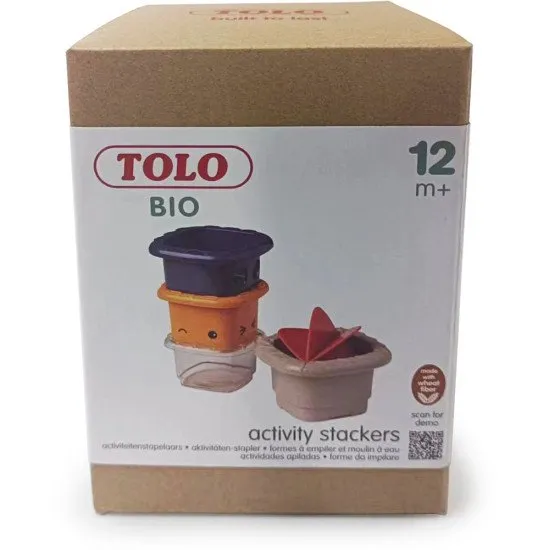 Ein Stapelturm mit einer Wassermühle mit bunten Bechern