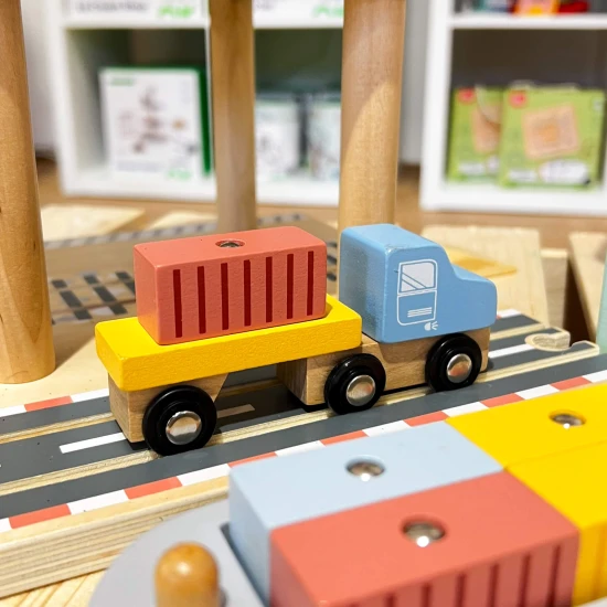 Holzkran für Kinder, Hafen und Eisenbahnstrecke