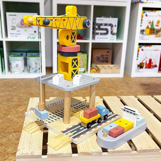 Holzkran für Kinder, Hafen und Eisenbahnstrecke