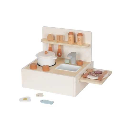 Tragbare Holzküche mit Zubehör, ideal für unterwegs.