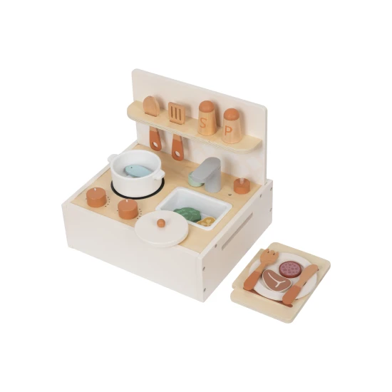 Tragbare Holzküche mit Zubehör, ideal für unterwegs.