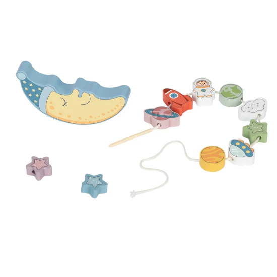 Eine Holzschaukel mit Weltraumwürfeln und Kinderspielzeug zum Balancieren und Bespannen in einem.