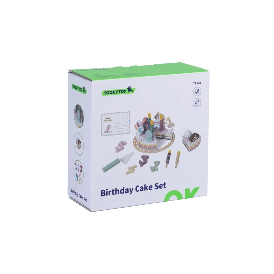 Holzkuchen für Kinder mit Kerzen – ein Spielzeug für Kinder