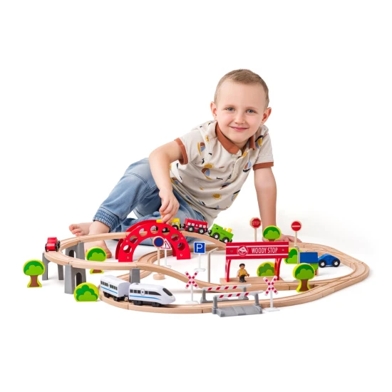 Holzeisenbahn mit elektrischer Lok und Viadukt Holzeisenbahn mit elektrischer Lok und Viadukt – Woody 102193064