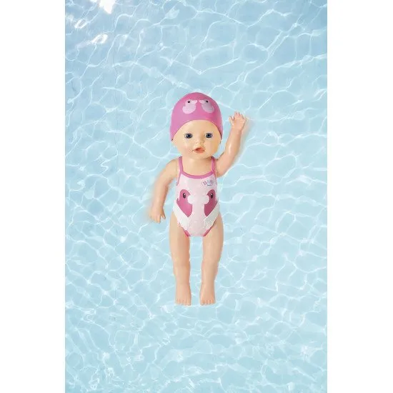 BABY born Swimmer krault und schmettert in der Badewanne mit einem lustigen Badeanzug und einer Badekappe und ist bereit für ein Wasserabenteuer.