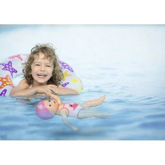 BABY born Swimmer krault und schmettert in der Badewanne mit einem lustigen Badeanzug und einer Badekappe und ist bereit für ein Wasserabenteuer.