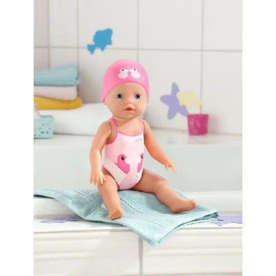 BABY born Swimmer krault und schmettert in der Badewanne mit einem lustigen Badeanzug und einer Badekappe und ist bereit für ein Wasserabenteuer.