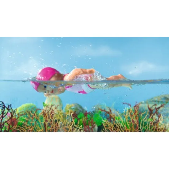 BABY born Swimmer krault und schmettert in der Badewanne mit einem lustigen Badeanzug und einer Badekappe und ist bereit für ein Wasserabenteuer.