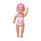 BABY born Swimmer krault und schmettert in der Badewanne mit einem lustigen Badeanzug und einer Badekappe und ist bereit für ein Wasserabenteuer.
