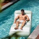 Aufblasbarer Wasser Sessel Luxe Lounge Swim Essentials weiss gruen Streifen 180 x 99 cm