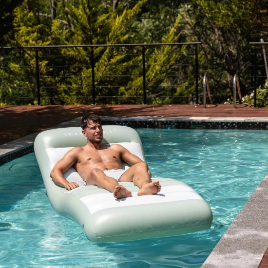 Aufblasbarer Wasser Sessel Luxe Lounge Swim Essentials weiss gruen Streifen 180 x 99 cm