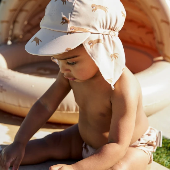 Der praktische Sommerhut mit Nackenschutz von Swim Essentials mit Leopardenmotiv schützt Kinder vor UV-Strahlung.