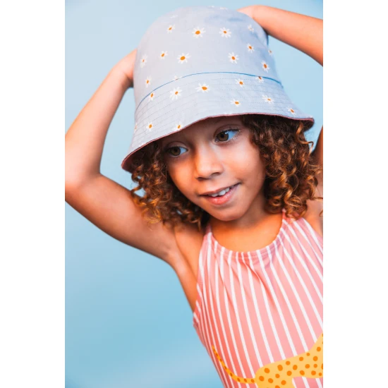 Wendehut für Kinder mit LSF 50+ – Blumenmuster auf der einen Seite, einfarbiges Design auf der anderen. Breite Krempe für Sonnenschutz.