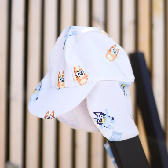 Der praktische Sommerhut mit Nackenschutz von Swim Essentials mit Bluey-Motiv schützt Kinder vor UV-Strahlung.