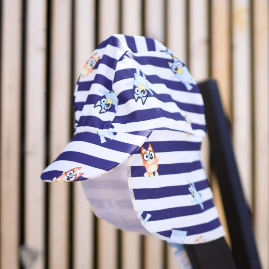 Der praktische gestreifte Sommerhut mit Nackenschutz von Swim Essentials mit Bluey-Motiv schützt Kinder vor UV-Strahlung.