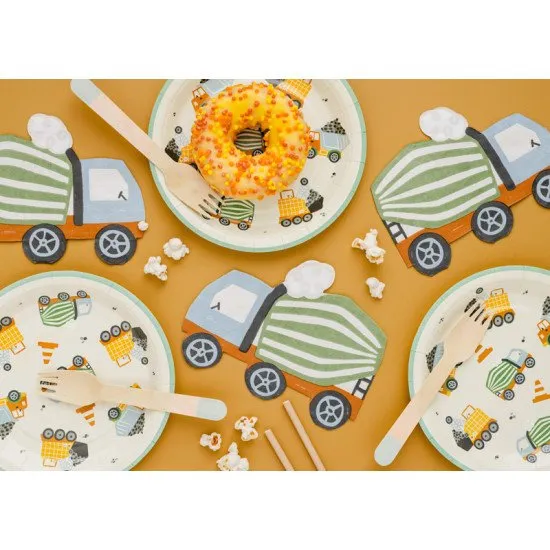 Verspielte Servietten in Form eines Spielzeugautos für kleine Geburtstagsfeiern.