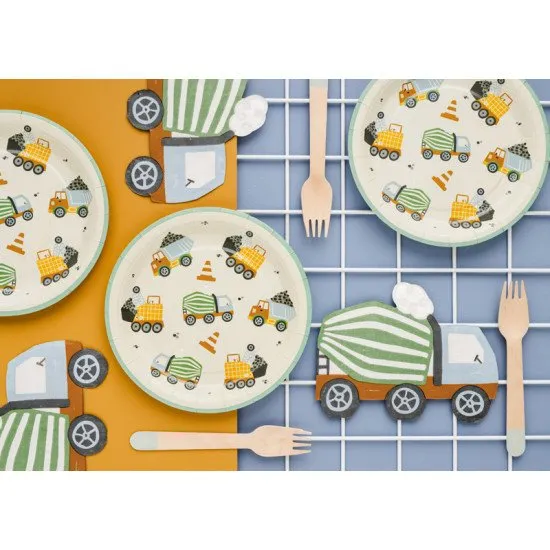 Verspielte Servietten in Form eines Spielzeugautos für kleine Geburtstagsfeiern.