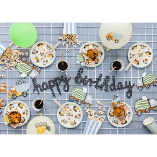 Verspielte Servietten in Form eines Spielzeugautos für kleine Geburtstagsfeiern.