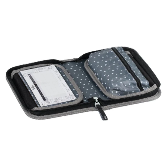 Einstöckiges Schulmäppchen mit Fußballmotiv, mit praktischen Schlaufen und einem Fach für Kleinteile.