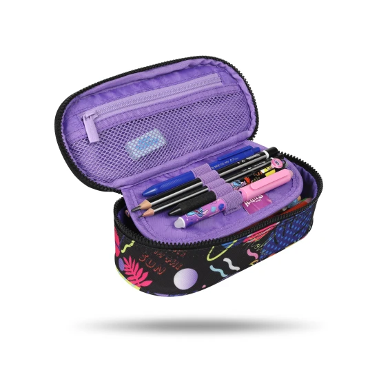 Federmäppchen Campus Stitch Black – ein praktischer Organizer mit Gummibändern für Schreibwaren und einer Netztasche mit Reißverschluss.