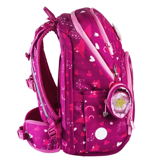 Der leichte Schulranzen Ballerina Dark Pink passt perfekt auf den Rücken einer kleinen Schülerin.
