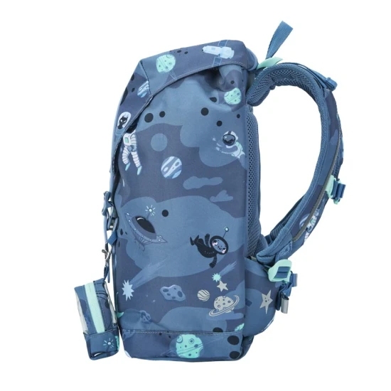 Der leichte Schulranzen „Retro Astronaut Blue“ passt perfekt auf den Rücken eines kleinen Schülers.