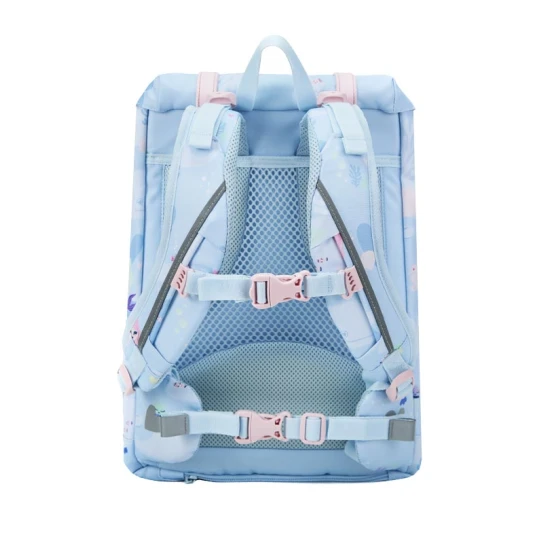 Der leichte Retro Mermaid Schulranzen passt perfekt auf den Rücken eines kleinen Schülers.