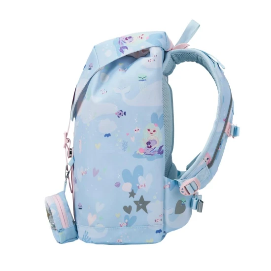 Der leichte Retro Mermaid Schulranzen passt perfekt auf den Rücken eines kleinen Schülers.