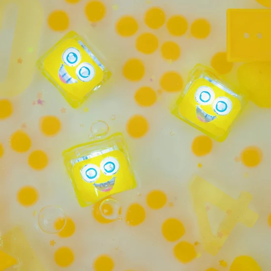 Glo Pals Sensory Glowing Cubes Alex, leuchtende Würfel für das Bad für Kinder, leuchten im Wasser.