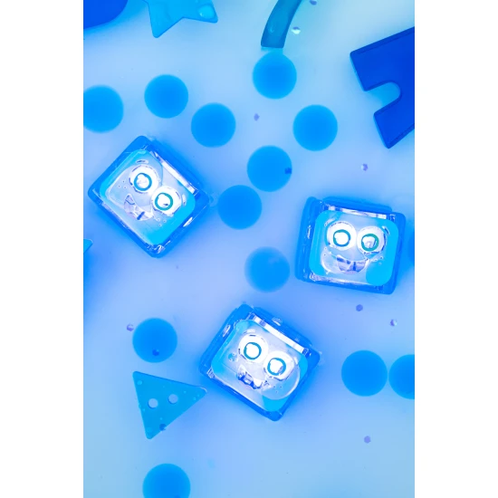 Glo Pals Sensory Glowing Cubes Blair, leuchtende Würfel für das Bad für Kinder, leuchten im Wasser.
