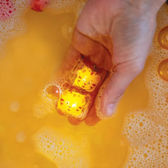 Glo Pals Sensory Glowing Cubes Daniel Tiger, leuchtende Würfel für das Bad für Kinder, leuchten im Wasser.