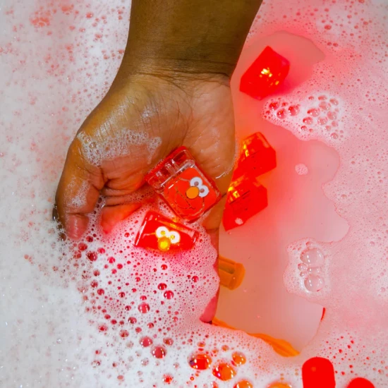 Glo Pals Sensory Glowing Cubes Elmo, leuchtende Würfel für das Bad für Kinder, leuchten im Wasser.