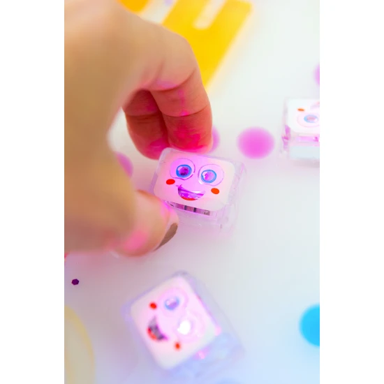 Glo Pals Sensory Glowing Cubes Blair, leuchtende Würfel für das Bad für Kinder, leuchten im Wasser.